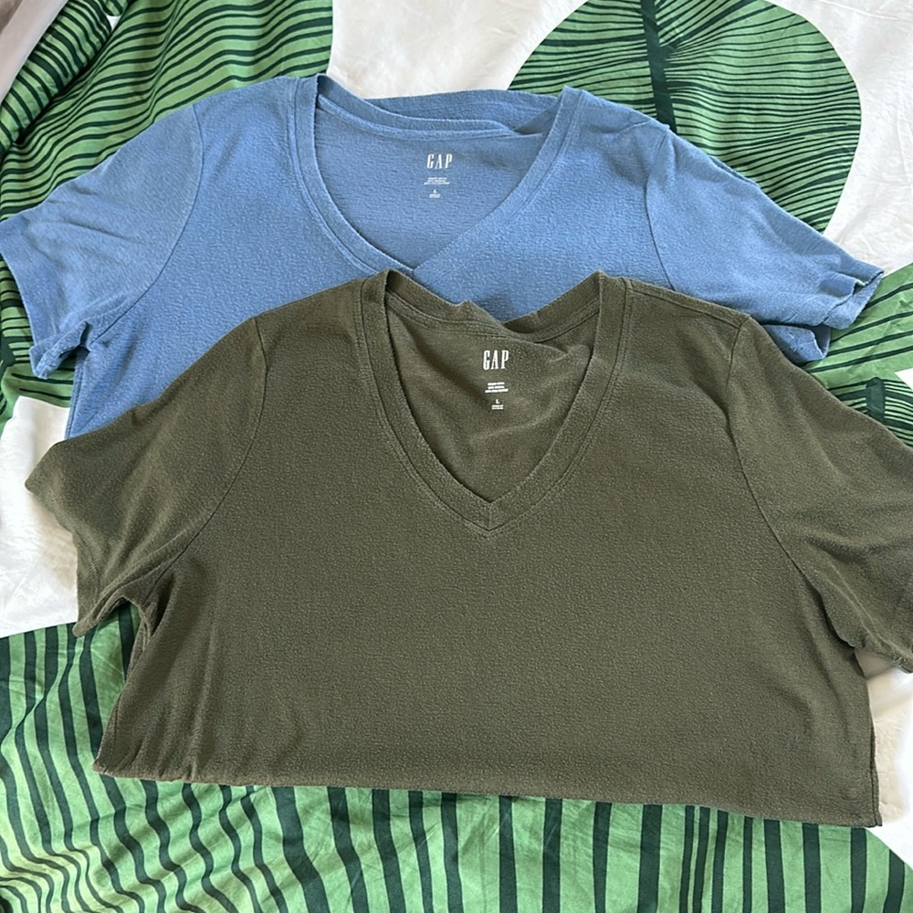 Gap v neck shirts